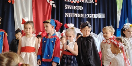 Powiększ grafikę: wystep-dzieci-z-przedszkola-wesole-skrzaty-z-okazji-dnia-niepodleglosci-653720.jpg