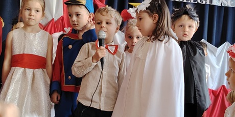 Powiększ grafikę: wystep-dzieci-z-przedszkola-wesole-skrzaty-z-okazji-dnia-niepodleglosci-653721.jpg