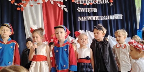 Powiększ grafikę: wystep-dzieci-z-przedszkola-wesole-skrzaty-z-okazji-dnia-niepodleglosci-653722.jpg