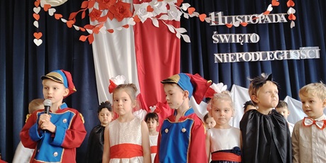 Powiększ grafikę: wystep-dzieci-z-przedszkola-wesole-skrzaty-z-okazji-dnia-niepodleglosci-653723.jpg