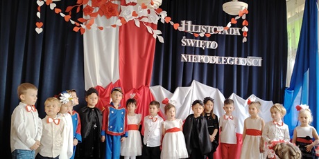 Powiększ grafikę: wystep-dzieci-z-przedszkola-wesole-skrzaty-z-okazji-dnia-niepodleglosci-653724.jpg