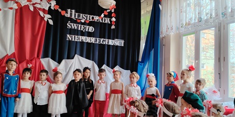 Powiększ grafikę: wystep-dzieci-z-przedszkola-wesole-skrzaty-z-okazji-dnia-niepodleglosci-653725.jpg