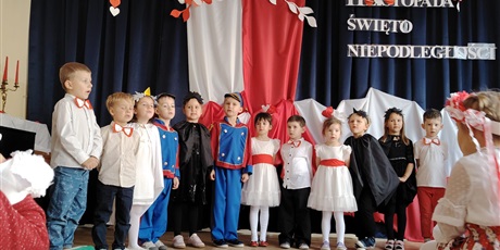 Powiększ grafikę: wystep-dzieci-z-przedszkola-wesole-skrzaty-z-okazji-dnia-niepodleglosci-653726.jpg
