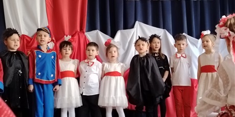 Powiększ grafikę: wystep-dzieci-z-przedszkola-wesole-skrzaty-z-okazji-dnia-niepodleglosci-653727.jpg