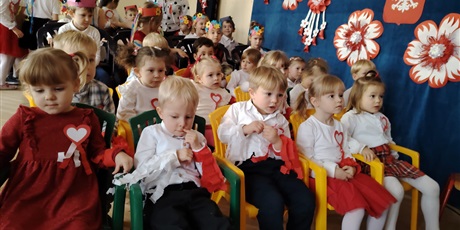 Powiększ grafikę: wystep-dzieci-z-przedszkola-wesole-skrzaty-z-okazji-dnia-niepodleglosci-653728.jpg