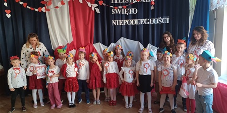 Powiększ grafikę: wystep-dzieci-z-przedszkola-wesole-skrzaty-z-okazji-dnia-niepodleglosci-653729.jpg