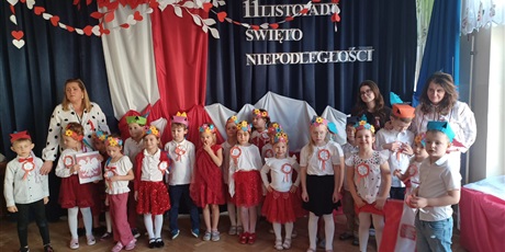 Powiększ grafikę: wystep-dzieci-z-przedszkola-wesole-skrzaty-z-okazji-dnia-niepodleglosci-653730.jpg