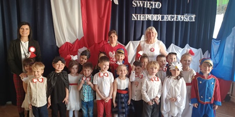 Powiększ grafikę: wystep-dzieci-z-przedszkola-wesole-skrzaty-z-okazji-dnia-niepodleglosci-653731.jpg