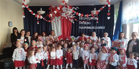 Powiększ grafikę: wystep-dzieci-z-przedszkola-wesole-skrzaty-z-okazji-dnia-niepodleglosci-653732.jpg