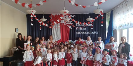 Powiększ grafikę: wystep-dzieci-z-przedszkola-wesole-skrzaty-z-okazji-dnia-niepodleglosci-653733.jpg