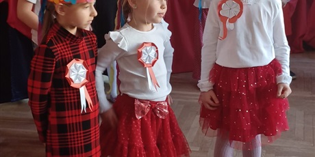 Powiększ grafikę: wystep-dzieci-z-przedszkola-wesole-skrzaty-z-okazji-dnia-niepodleglosci-653736.jpg