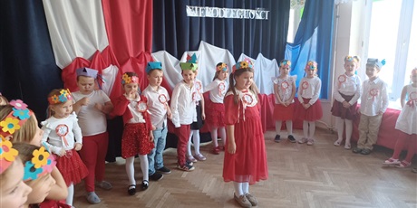Powiększ grafikę: wystep-dzieci-z-przedszkola-wesole-skrzaty-z-okazji-dnia-niepodleglosci-653737.jpg