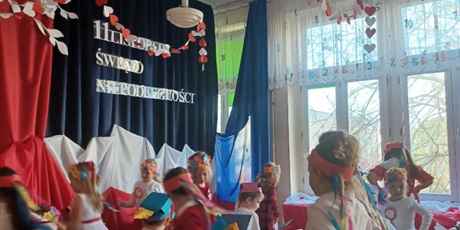 Powiększ grafikę: wystep-dzieci-z-przedszkola-wesole-skrzaty-z-okazji-dnia-niepodleglosci-653738.jpg