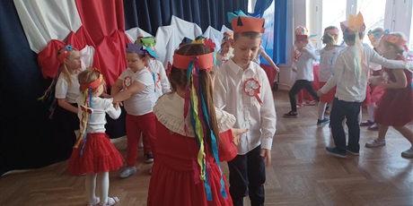 Powiększ grafikę: wystep-dzieci-z-przedszkola-wesole-skrzaty-z-okazji-dnia-niepodleglosci-653739.jpg