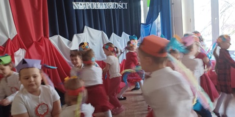 Powiększ grafikę: wystep-dzieci-z-przedszkola-wesole-skrzaty-z-okazji-dnia-niepodleglosci-653740.jpg