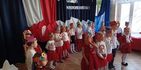 Powiększ grafikę: wystep-dzieci-z-przedszkola-wesole-skrzaty-z-okazji-dnia-niepodleglosci-653741.jpg