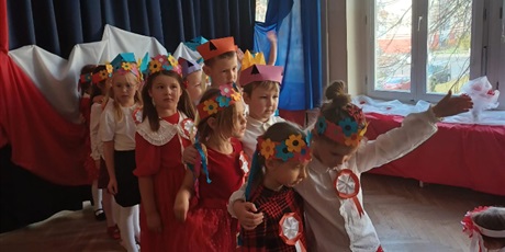 Powiększ grafikę: wystep-dzieci-z-przedszkola-wesole-skrzaty-z-okazji-dnia-niepodleglosci-653742.jpg