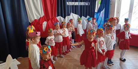 Powiększ grafikę: wystep-dzieci-z-przedszkola-wesole-skrzaty-z-okazji-dnia-niepodleglosci-653743.jpg