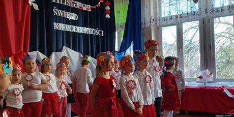 Powiększ grafikę: wystep-dzieci-z-przedszkola-wesole-skrzaty-z-okazji-dnia-niepodleglosci-653744.jpg