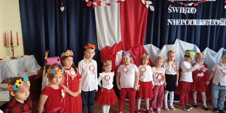 Powiększ grafikę: wystep-dzieci-z-przedszkola-wesole-skrzaty-z-okazji-dnia-niepodleglosci-653745.jpg