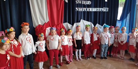Powiększ grafikę: wystep-dzieci-z-przedszkola-wesole-skrzaty-z-okazji-dnia-niepodleglosci-653746.jpg