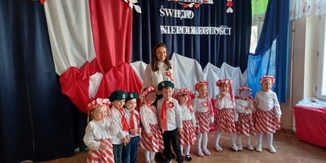 Powiększ grafikę: wystep-dzieci-z-przedszkola-wesole-skrzaty-z-okazji-dnia-niepodleglosci-653747.jpg