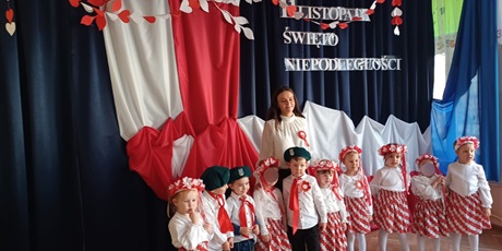 Powiększ grafikę: wystep-dzieci-z-przedszkola-wesole-skrzaty-z-okazji-dnia-niepodleglosci-653748.jpg