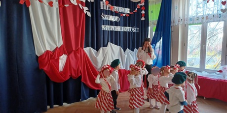 Powiększ grafikę: wystep-dzieci-z-przedszkola-wesole-skrzaty-z-okazji-dnia-niepodleglosci-653749.jpg