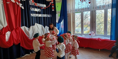 Powiększ grafikę: wystep-dzieci-z-przedszkola-wesole-skrzaty-z-okazji-dnia-niepodleglosci-653750.jpg