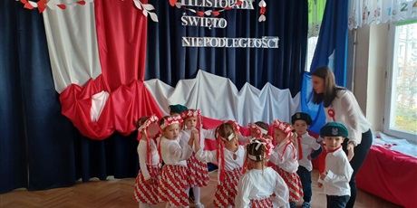 Powiększ grafikę: wystep-dzieci-z-przedszkola-wesole-skrzaty-z-okazji-dnia-niepodleglosci-653751.jpg