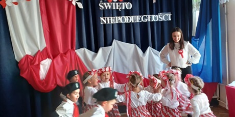Powiększ grafikę: wystep-dzieci-z-przedszkola-wesole-skrzaty-z-okazji-dnia-niepodleglosci-653752.jpg