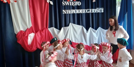 Powiększ grafikę: wystep-dzieci-z-przedszkola-wesole-skrzaty-z-okazji-dnia-niepodleglosci-653753.jpg
