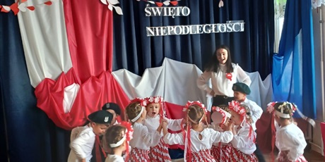 Powiększ grafikę: wystep-dzieci-z-przedszkola-wesole-skrzaty-z-okazji-dnia-niepodleglosci-653754.jpg