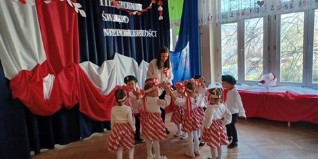 Powiększ grafikę: wystep-dzieci-z-przedszkola-wesole-skrzaty-z-okazji-dnia-niepodleglosci-653755.jpg