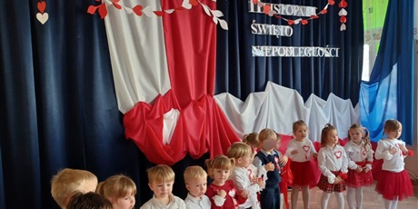 Powiększ grafikę: wystep-dzieci-z-przedszkola-wesole-skrzaty-z-okazji-dnia-niepodleglosci-653756.jpg