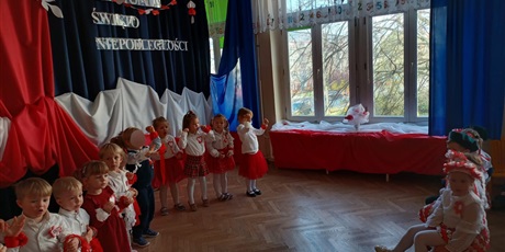 Powiększ grafikę: wystep-dzieci-z-przedszkola-wesole-skrzaty-z-okazji-dnia-niepodleglosci-653757.jpg