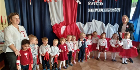 Powiększ grafikę: wystep-dzieci-z-przedszkola-wesole-skrzaty-z-okazji-dnia-niepodleglosci-653758.jpg