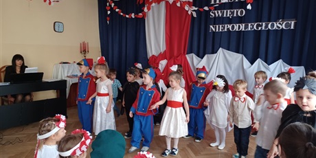 Powiększ grafikę: wystep-dzieci-z-przedszkola-wesole-skrzaty-z-okazji-dnia-niepodleglosci-653759.jpg