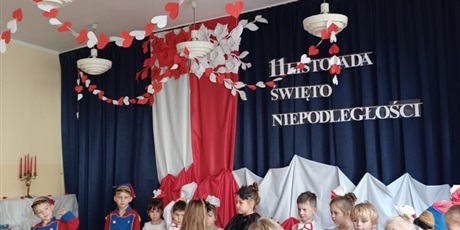 Powiększ grafikę: wystep-dzieci-z-przedszkola-wesole-skrzaty-z-okazji-dnia-niepodleglosci-653760.jpg