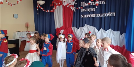 Powiększ grafikę: wystep-dzieci-z-przedszkola-wesole-skrzaty-z-okazji-dnia-niepodleglosci-653761.jpg