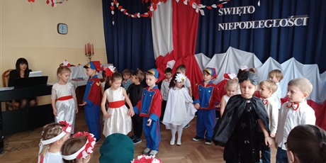 Powiększ grafikę: wystep-dzieci-z-przedszkola-wesole-skrzaty-z-okazji-dnia-niepodleglosci-653762.jpg