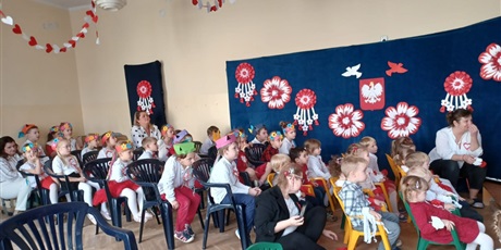 Powiększ grafikę: wystep-dzieci-z-przedszkola-wesole-skrzaty-z-okazji-dnia-niepodleglosci-653763.jpg