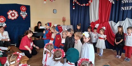 Powiększ grafikę: wystep-dzieci-z-przedszkola-wesole-skrzaty-z-okazji-dnia-niepodleglosci-653764.jpg
