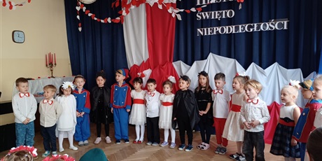 Powiększ grafikę: wystep-dzieci-z-przedszkola-wesole-skrzaty-z-okazji-dnia-niepodleglosci-653765.jpg