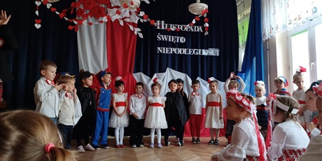 Powiększ grafikę: wystep-dzieci-z-przedszkola-wesole-skrzaty-z-okazji-dnia-niepodleglosci-653766.jpg