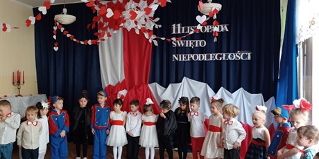 Powiększ grafikę: wystep-dzieci-z-przedszkola-wesole-skrzaty-z-okazji-dnia-niepodleglosci-653767.jpg