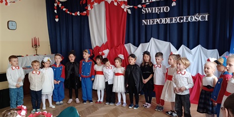 Powiększ grafikę: wystep-dzieci-z-przedszkola-wesole-skrzaty-z-okazji-dnia-niepodleglosci-653768.jpg