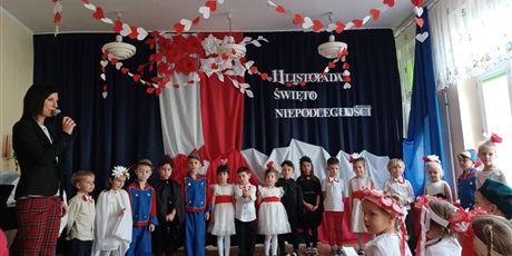 Powiększ grafikę: wystep-dzieci-z-przedszkola-wesole-skrzaty-z-okazji-dnia-niepodleglosci-653769.jpg