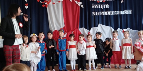 Powiększ grafikę: wystep-dzieci-z-przedszkola-wesole-skrzaty-z-okazji-dnia-niepodleglosci-653772.jpg