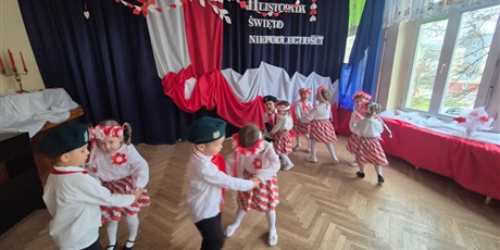 Powiększ grafikę: wystep-dzieci-z-przedszkola-wesole-skrzaty-z-okazji-dnia-niepodleglosci-653773.jpg